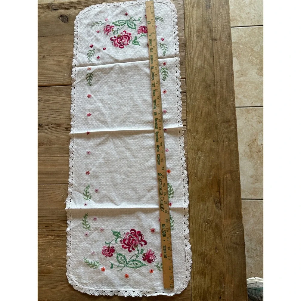 Vintage Hand Embroidered Floral Table Runner Lace Trim Cottagecore Cream 36x14.5